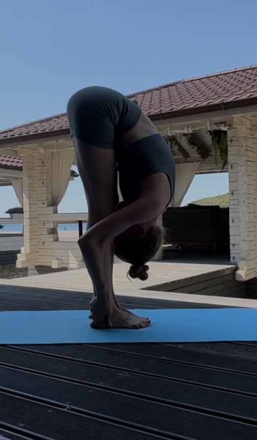 Уттанасана или Поза интенсивного вытяжения. Энциклопедия асан takoyoga.ru